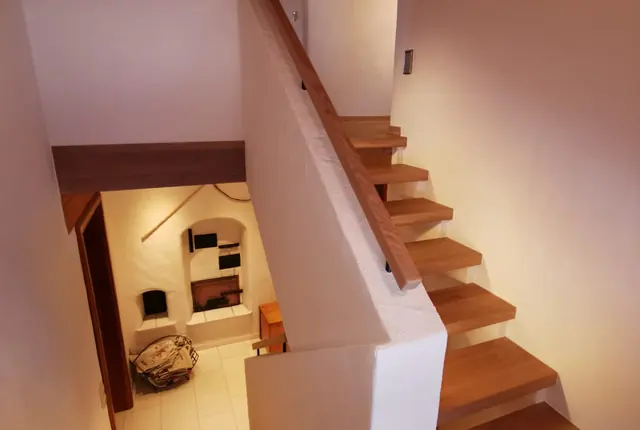 Innenraumgestaltung mit Holztreppe und heller Wandgestaltung