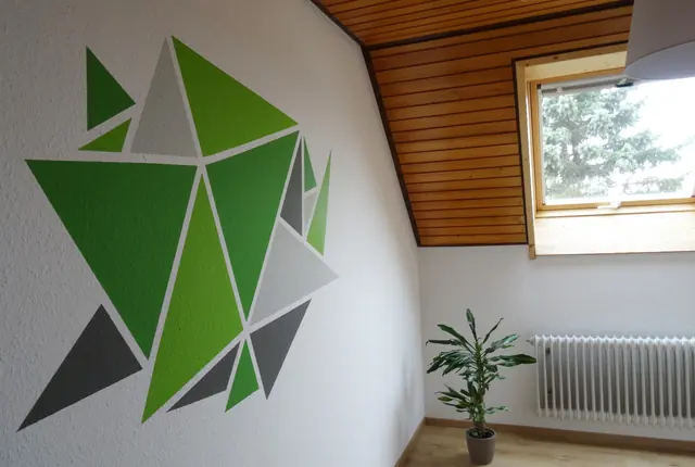 Moderne Wandgestaltung mit geometrischem Motiv